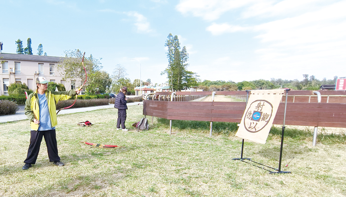 畜試所迎新春農業展推出射箭體驗活動。（畜試所提供）