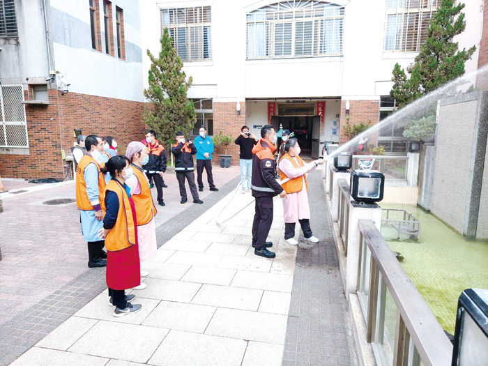 第一大隊於大同之家舉辦消防演練。（消防局提供）