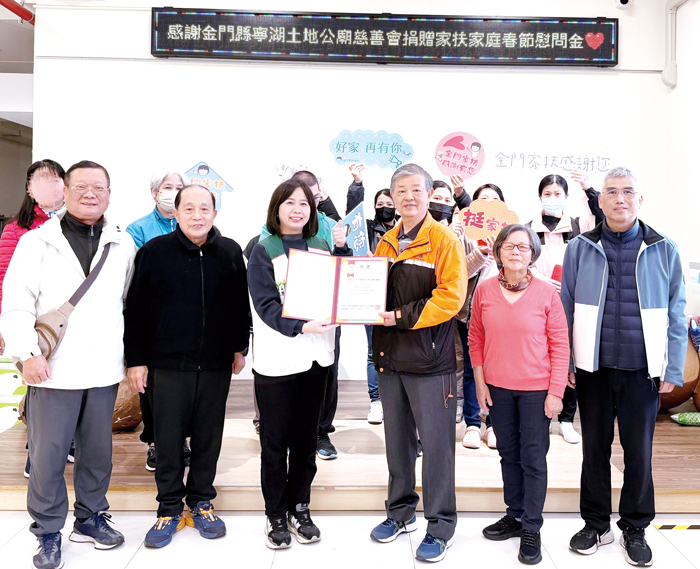 寧湖土地公廟慈善會春節關懷家扶家庭。（家扶中心提供）