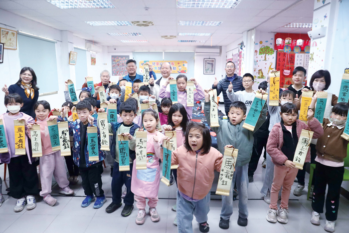 兒童書法班結業，鄉長楊忠俊頒發證書。（金寧鄉公所提供）