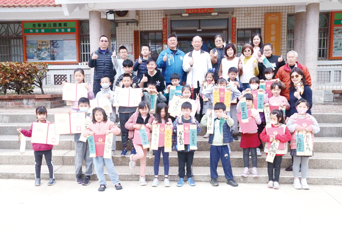 兒童書法班結業，鄉長楊忠俊頒發證書。（金寧鄉公所提供）