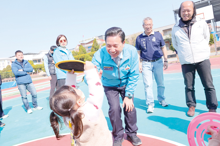 縣長陳福海前往何浦國小視察校園環境，關心校園建設與教學需求。（薛子軒攝）