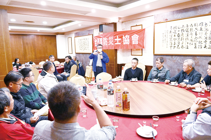 金門縣防災士協會理事長顏少棠主持歲末年終交流聯誼活動。（消防局提供）