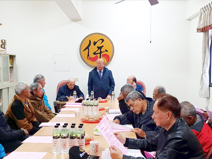 烈嶼鄉保生大帝廟管委會舉行會員代表大會，由主委洪成發主持。（保生大帝廟管委會提供）