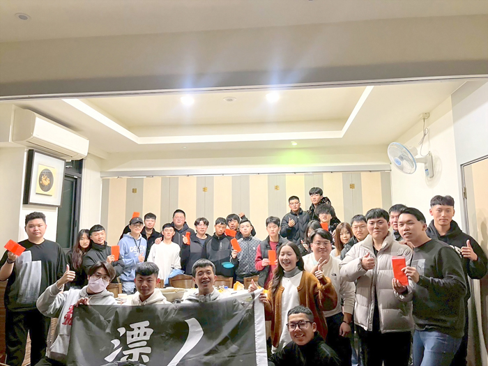 社團法人臺灣漂泊少年靠岸協會辦理青少年尾牙圍爐活動。（社團法人臺灣漂泊少年靠岸協會提供）