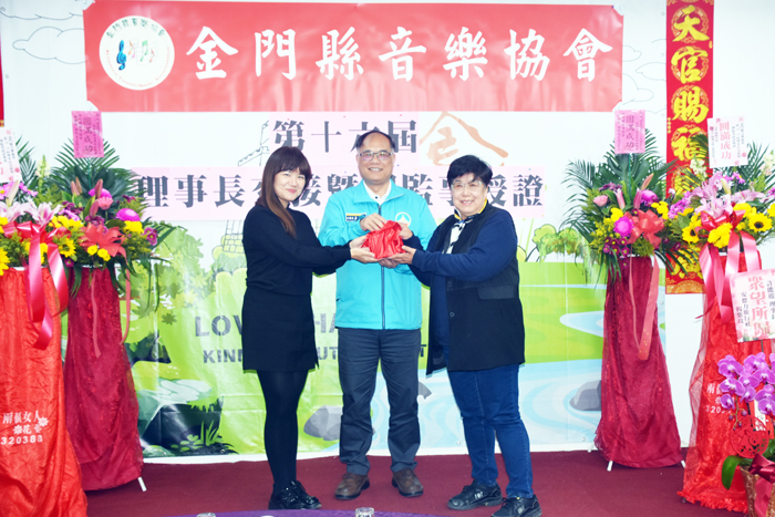 副縣長李文良主持新任理事長許能麗與原任理事長李卓恩的交接儀式；並和協會歷任理事長及到場貴賓留下珍貴的畫面。
（莊煥寧攝）