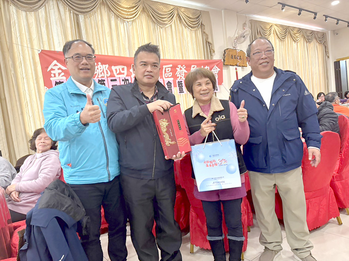 副縣長李文良到場祝賀，並向在場鄉親拜早年。（四埔社區發展協會提供）