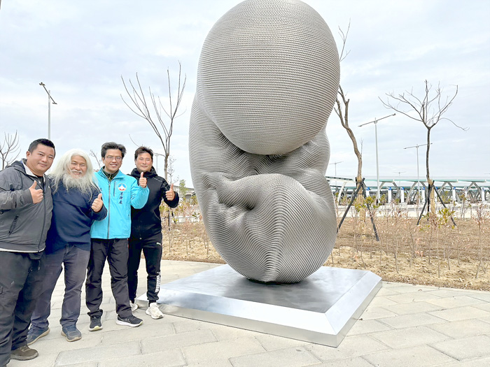 港務處引進康木祥（左二）藝術品借展，將陳展於金門港旅運大樓。（港務處提供）