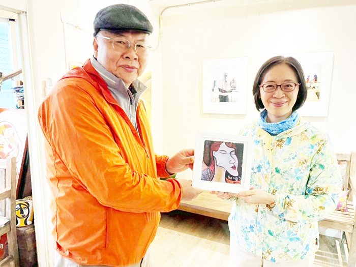 原外交部發言人，台北駐瑞典代表葉非比（右）造訪漂木空間，與楊樹森（左）相見歡。（楊樹森漂木空間提供）