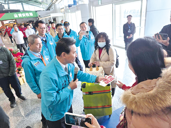 縣長視察旅運大樓並贈送遊客福袋。（許峻魁攝）