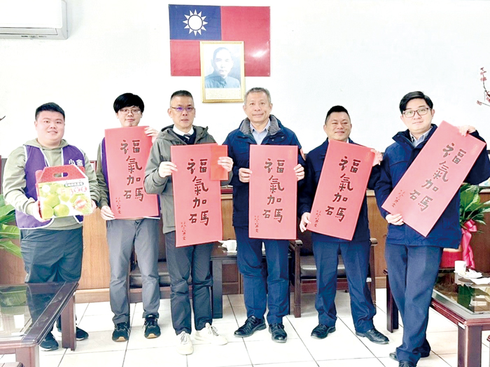 議員蔡其雍率金門小英之友會慰問海岸巡防單位。（服務處提供）