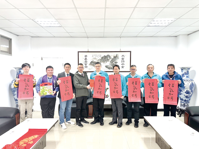 議員蔡其雍率員慰勞警察局。（服務處提供）