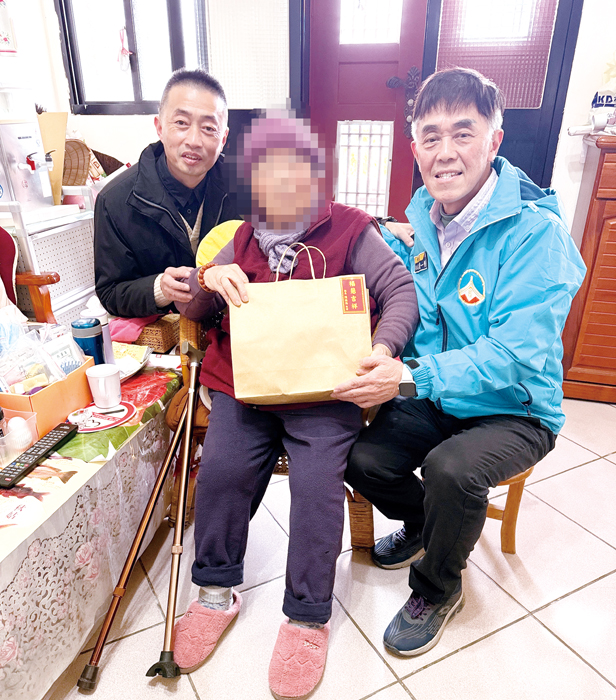 許一傑與顏士強訪視獨居長者。
（綜發處提供）
