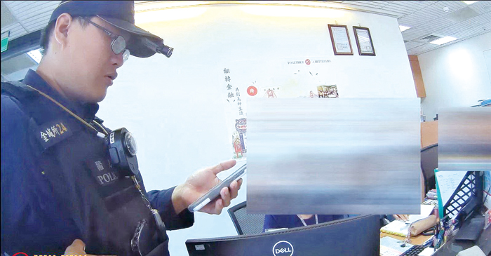 員警與行員聯手阻詐。（金城分局提供）