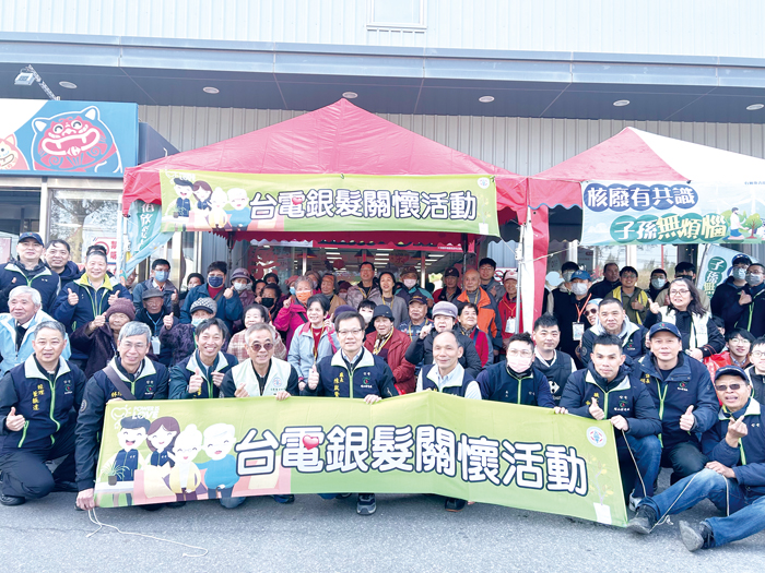 塔山電廠廠長陳啟賢帶領志工「一對一」陪同長者採購年貨。（許加泰攝）