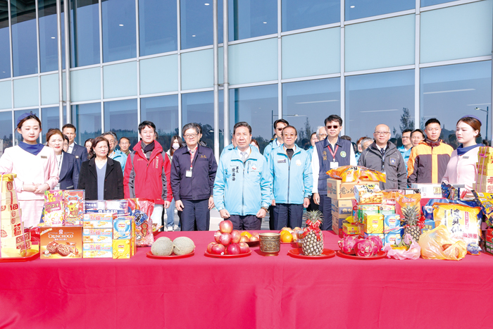 金門港旅運中心昨日試營運，縣長陳福海主持祈福儀式。（薛子軒攝）