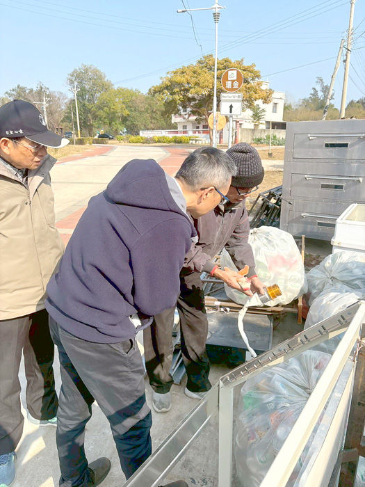檢察長王柏敦（中）訪視更生人。（金門地檢署提供）