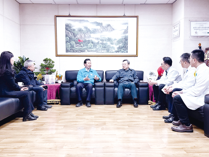 春節前夕，為持續強化離島醫療合作與照護量能，金門縣長陳福海日前率縣府團隊拜會臺北榮民總醫院及三軍總醫院。（縣府提供）