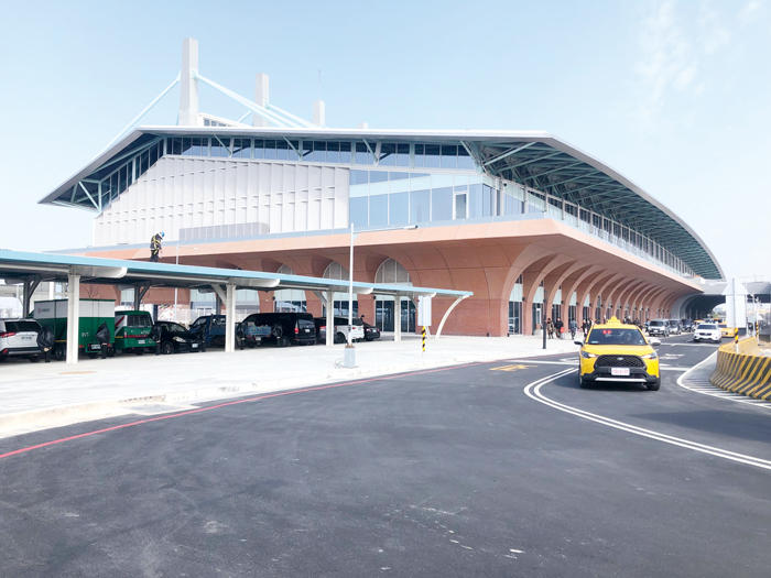 歷經十四次招標作業的新建金門港旅運中心，終於在鄉親的期待中完工啟用。（李金生攝）