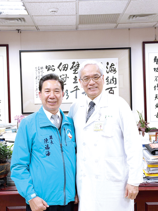 春節前夕，為持續強化離島醫療合作與照護量能，金門縣長陳福海日前率縣府團隊拜會臺北榮民總醫院及三軍總醫院。（縣府提供）