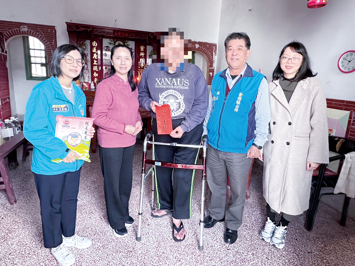 縣長夫人許梨羡代表縣長陳福海，會同社會處長王茲繐、金湖鎮長陳文顧，逐戶關懷弱勢家庭。（金湖鎮公所提供）