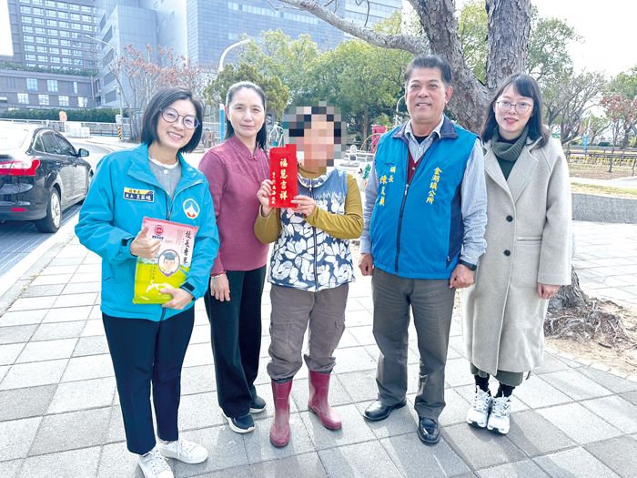 縣長夫人許梨羡代表縣長陳福海，會同社會處長王茲繐、金湖鎮長陳文顧，逐戶關懷弱勢家庭。（金湖鎮公所提供）