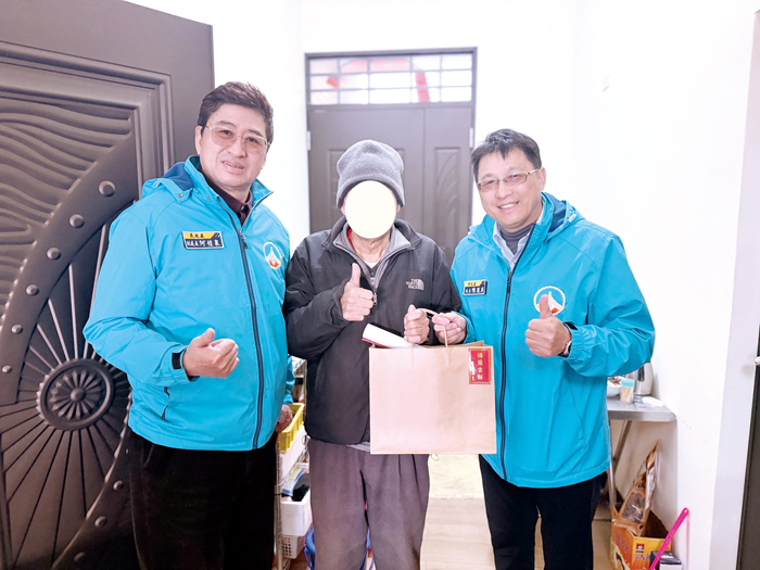 縣府民政處關懷獨居長者蔡老先生。（民政處提供）