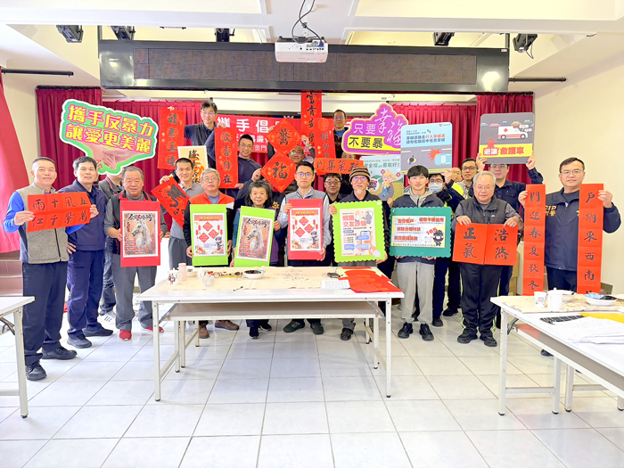 金湖分局馬年揮毫犯罪預防及防貪（詐）宣導贈春聯活動。
（金湖分局提供）