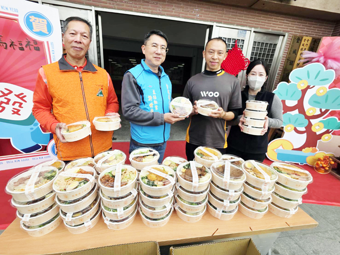 悟饕金山店負責人吳宏偉致贈金城鎮清潔隊便當。（許峻魁攝）