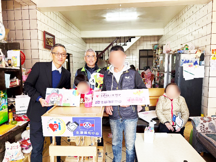 檢察長王柏敦與犯保金門分會主委蔡育仁向馨生人及其家屬表達關懷。
（犯保金門分會提供）