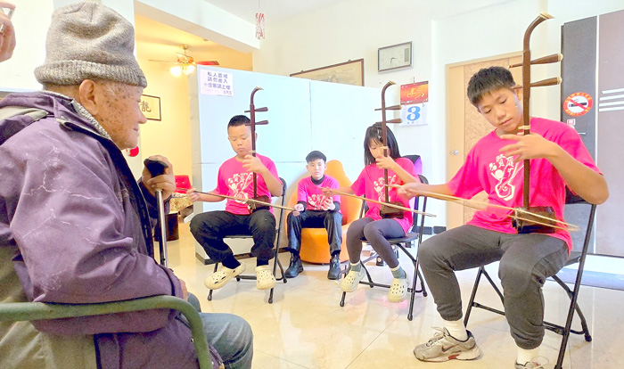 賢庵國小胡琴社結合華山基金會以音樂關懷長者。（賢庵國小提供）