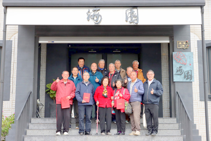 烈嶼國中第一屆校友成立同學會，烈中校長黃文華（前排右一）、校友會會長蔡金爵和當年師長林玉盆、校友們合影。（烈中提供）