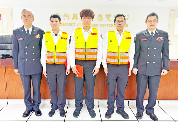 局長呂英華（左一）、秘書陳叁奇（右一）與受章同仁王宇亨（左二）、簡智田（中）、黃志中（右二）一同合影。（消防局提供）