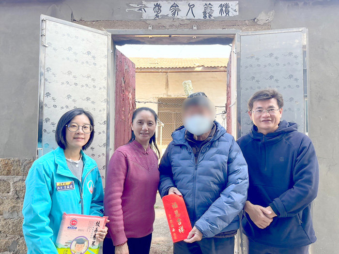 縣長夫人許梨羡代表縣長陳福海，偕同社會處王茲繐處長等人，慰問各鄉鎮低收入戶。（社會處提供）