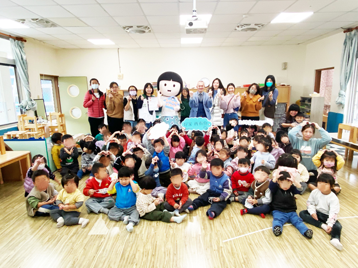 金門家扶吉祥物WaWa與小朋友溫馨互動。（家扶中心提供）