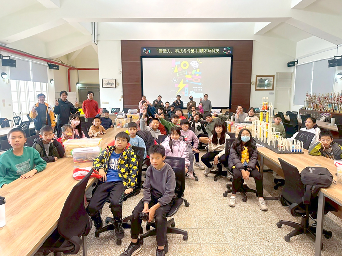 由金門縣烈嶼自造教育及科技中心主辦的「智造力」科技冬令營——用積木玩科技，近日於中正國小電腦教室熱鬧登場。（主辦單位提供）
