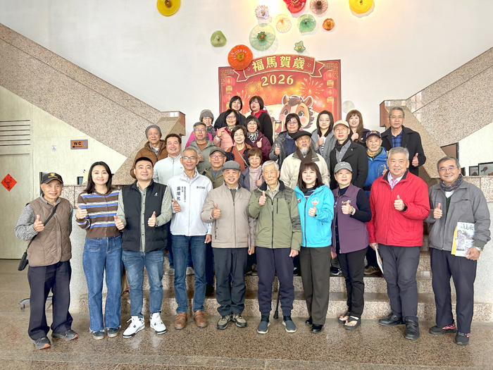 文化局昨日上午舉辦「2026浯洲彩韻」畫展、「浯島風情-許文科彩墨書畫展」、「清代閩臺賣身契特展」聯合開幕活動，與會人員合影。（許加泰攝）