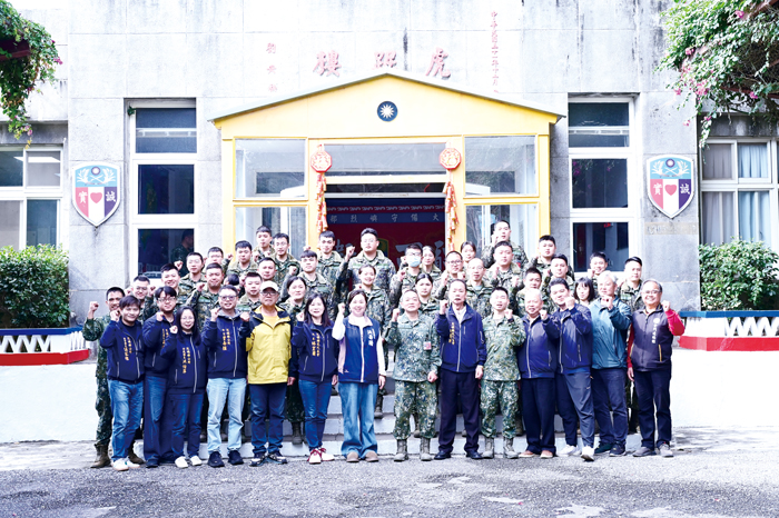 鄉長洪若珊率領各界慰勞軍、警、消與醫護人員。（烈嶼鄉公所提供）