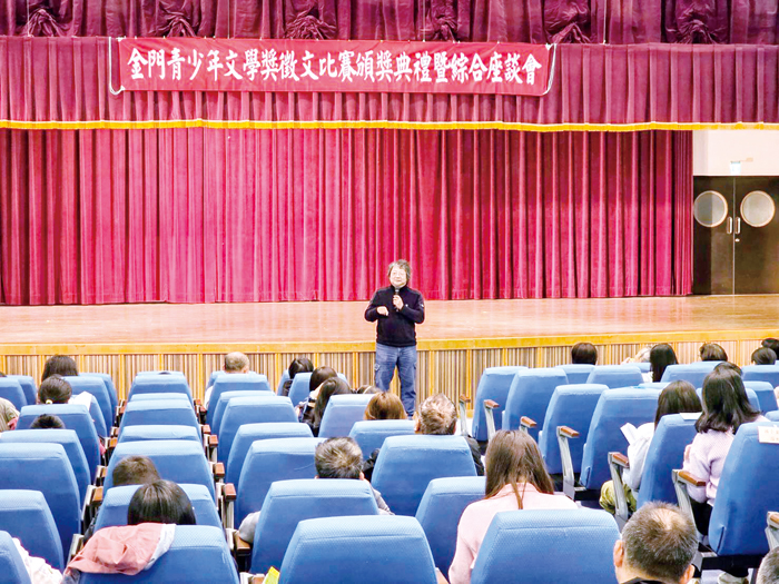 青少年文學獎評審提供學子諸多寫作上的建議。（許峻魁攝）