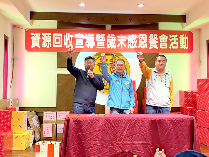 副縣長陳祥麟（中）、鄉長楊忠俊（左）、鄉代會主席黃文欣向鄉公所團隊賀節。（高凡淳攝）