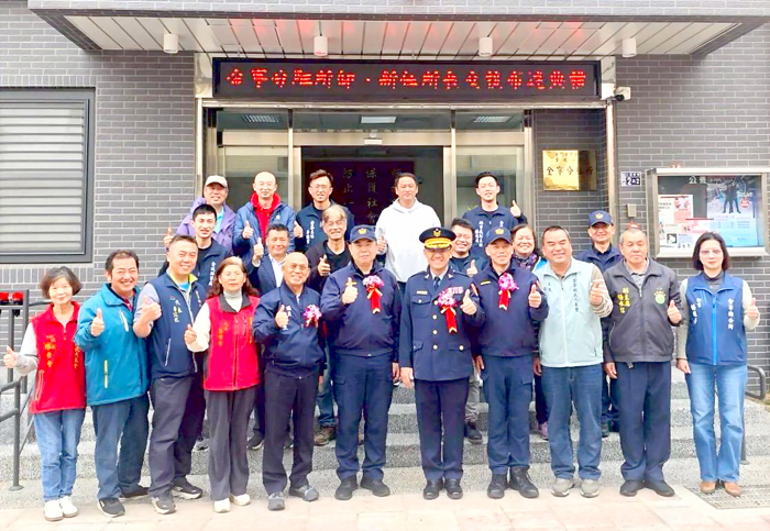 金寧分駐所新任所長辛西漢與原任所長呂俊翰在各界見證下交接。（金城分局提供）