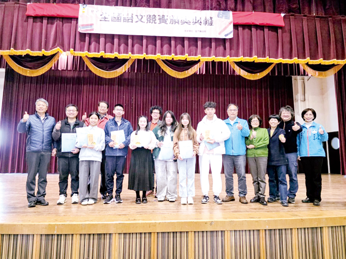 第六屆金門青少年文學獎獲獎學生與貴賓、師長們合影。（許峻魁攝）