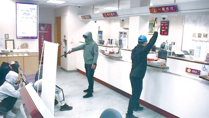 縣警局金城分局與兆豐銀行共同舉辦防搶演練。（金城分局提供）