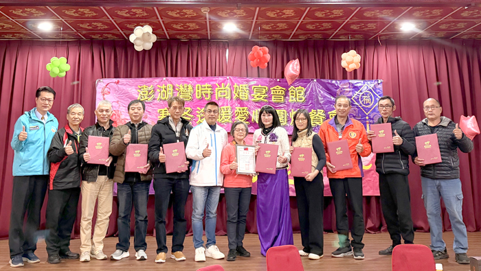 企業送暖跨海九年-金門家扶與康復之友提前感受年節團圓。（家扶中心提供）