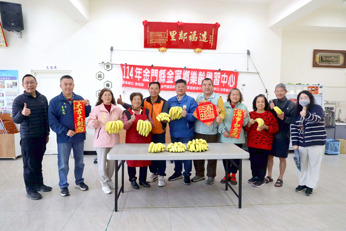金寧鄉公所關懷社區據點，贈水果為長者加菜。（金寧鄉公所提供）