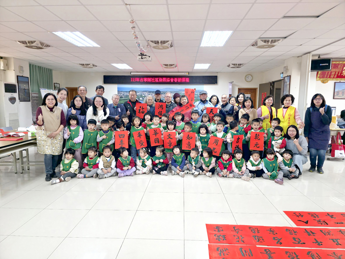 古寧頭社區舉辦春聯揮毫活動，邀請古寧國小師生同樂。（古寧頭社區提供）