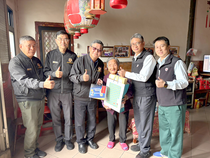 榮服處處長劉信義、副處長彭致和及輔導員汪成飛，陪同金門山外郵局經理歐陽文毅，共同前往關懷慰問獨居榮民長輩。（榮服處提供）