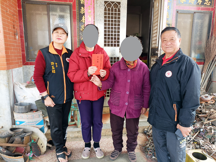 金門縣紅十字會會長許玉昭（左）代轉「王秋林、蕭含英夫婦」救助金。（莊煥寧攝）