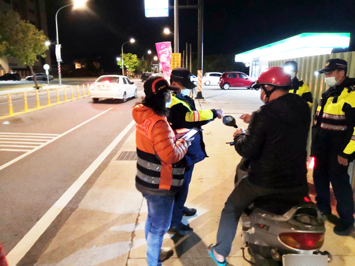 路邊臨檢。（縣警局提供）