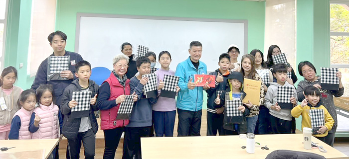 《筆下金門‧花帔手帳DIY》在講師蔡雨蓁帶領下，認識花帔圖騰的意涵及在金門常民生活中的運用，並動手以簡易的拼貼藝術，完成專屬的花帔手帳。（金門歷史民俗博物館提供）